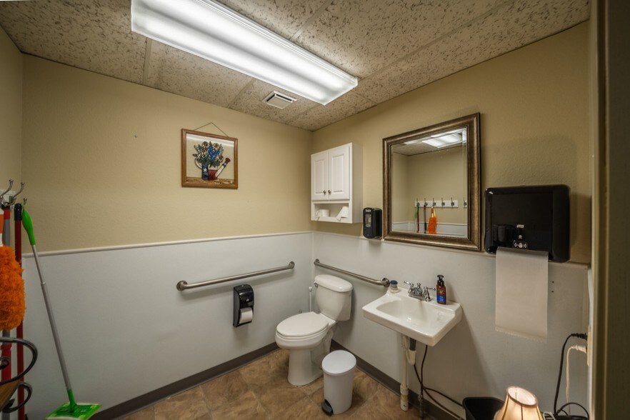 More Photos Of 75 N Waco St, Hillsboro General Retail For Lease