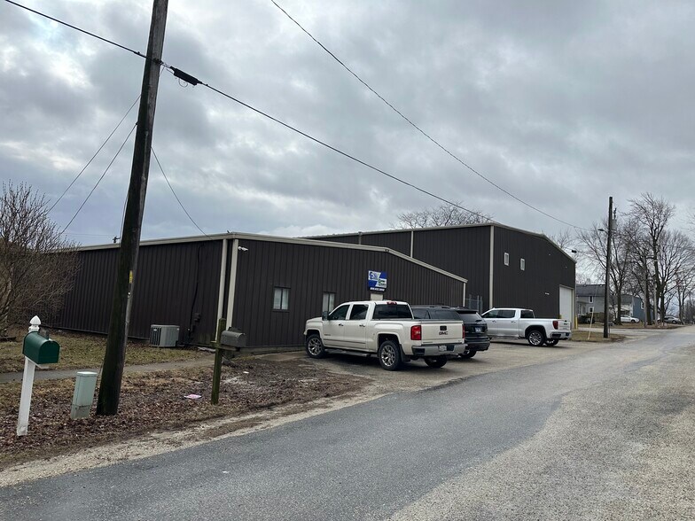 More Photos Of 160 S Locust St, Chebanse Distribution For Sale