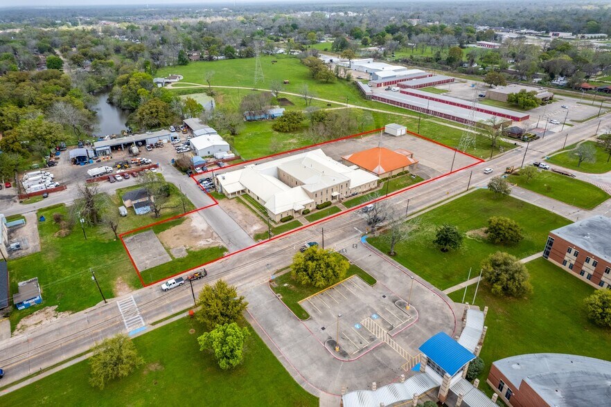 More Photos Of 406 E Main St, Clute Religious Facility For Sale