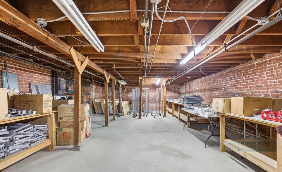 More Photos Of 6670 Hollywood Blvd, Los Angeles Storefront For Sale