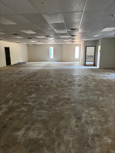 More Photos Of 200 Park Ave, Newberry Warehouse For Lease