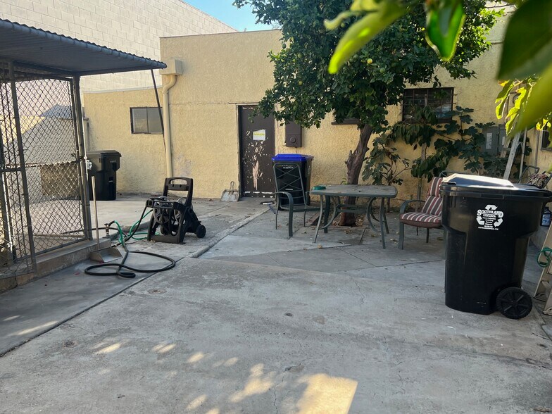 More Photos Of 5846 San Fernando Rd, Glendale Veterinarian Kennel For Sale