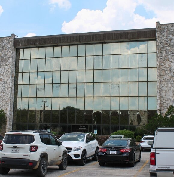 More Photos Of 7410 Blanco Rd, San Antonio Office For Lease
