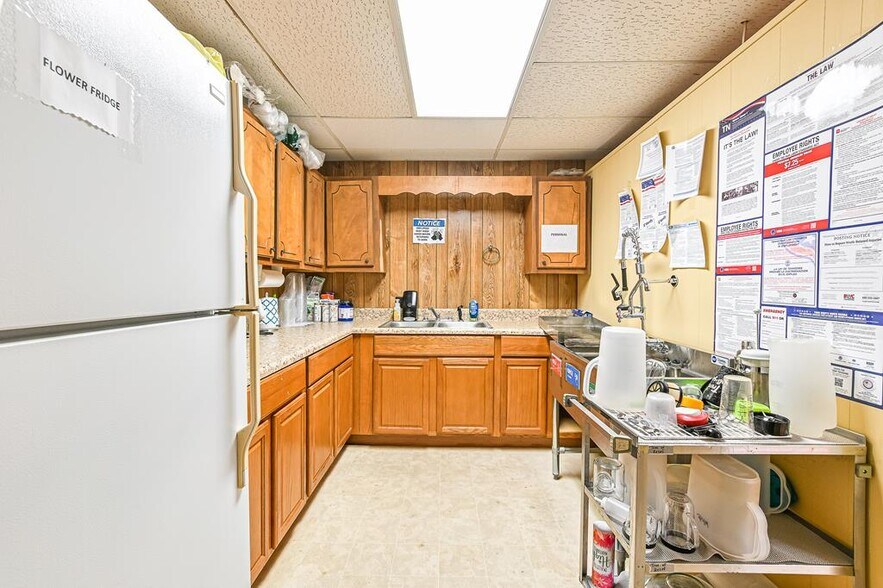 More Photos Of 1102 Mineral Wells Ave, Paris Office For Sale