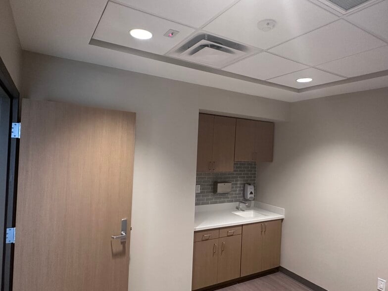More Photos Of 29335 US Hwy 19 N, Clearwater Medical For Lease