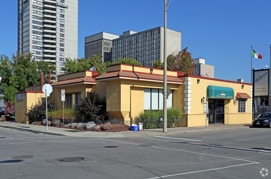 More Photos Of 60 Walnut St S, Hamilton Restaurant For Lease