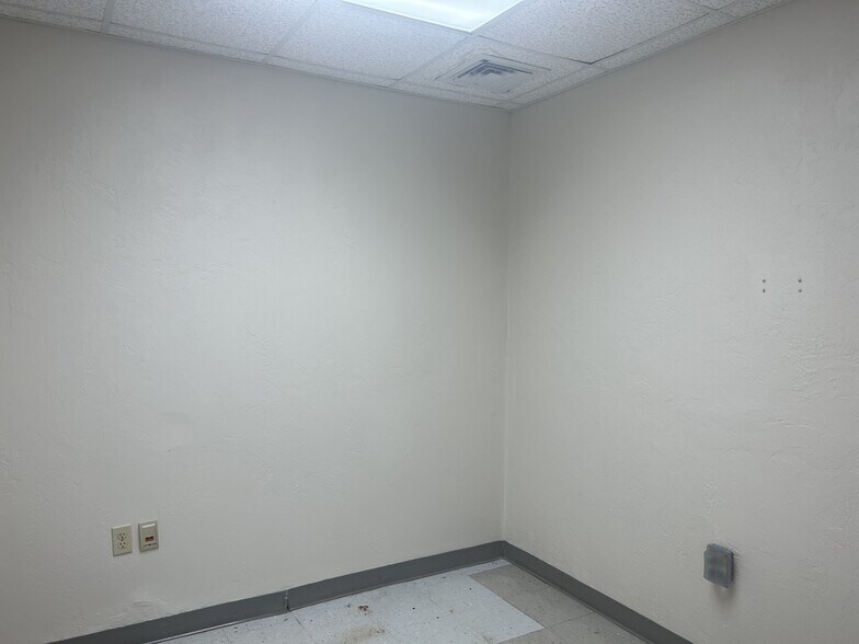 More Photos Of 101 S Prospect St, Crescent City Flex For Sale