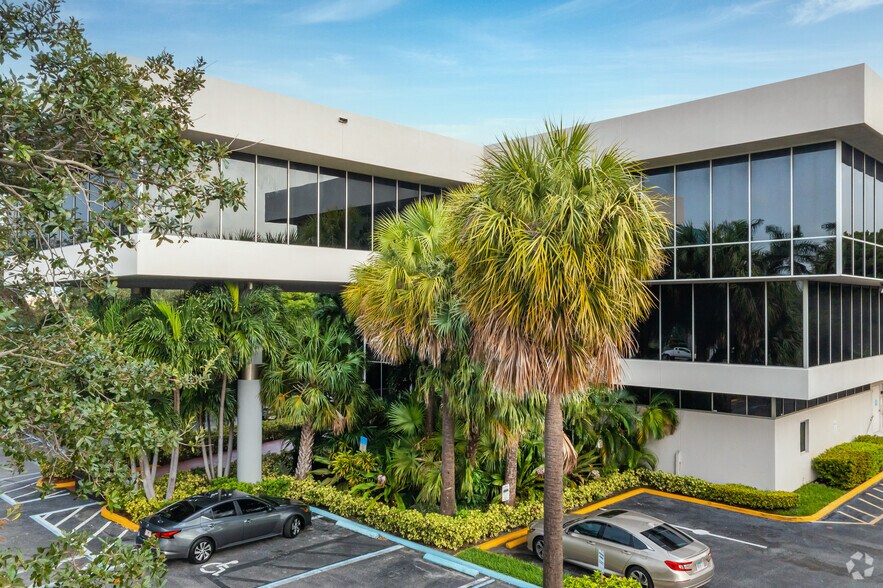 More Photos Of 6067 Hollywood Blvd, Hollywood Office For Lease