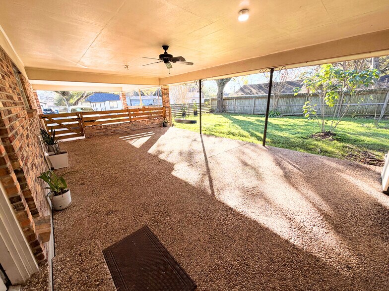 More Photos Of 2103 Taylor St, Waller Office For Sale