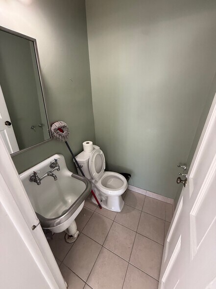More Photos Of 4903 Auburn Ave, Bethesda Office For Lease