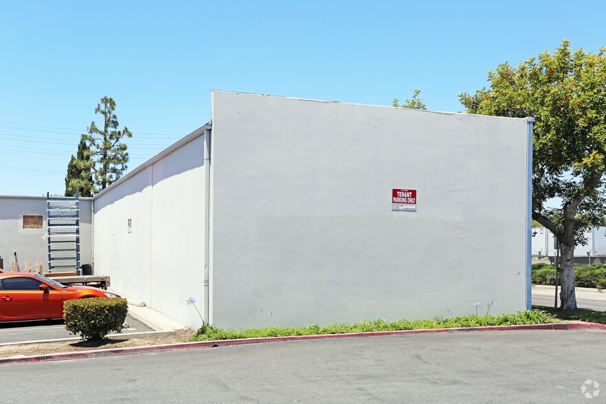 More Photos Of 2101-2119 S Standard Ave, Santa Ana Flex For Sale