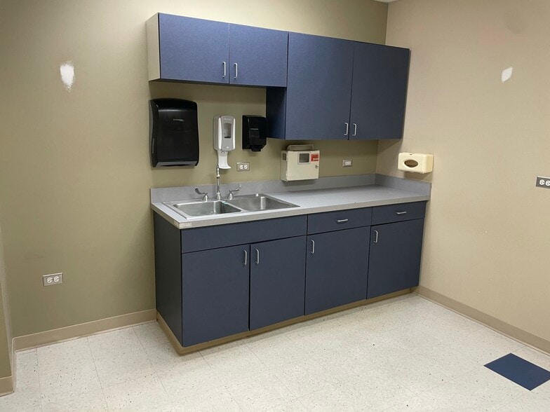 More Photos Of 3703 Doty Rd, Woodstock Medical For Lease