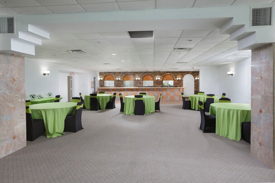 More Photos Of 8016 Arlington Expy, Jacksonville Hotel For Lease