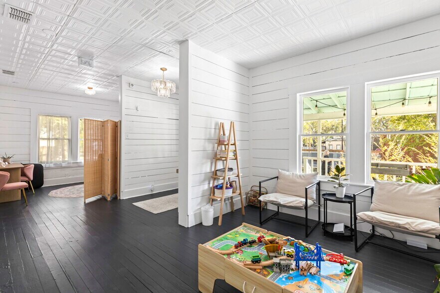 More Photos Of 322 S Main St, Boerne General Retail For Sale