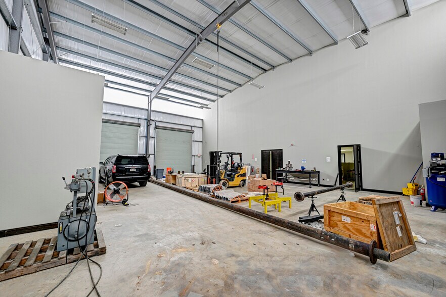 More Photos Of 828 Fm 1960 Rd, Houston Warehouse For Lease