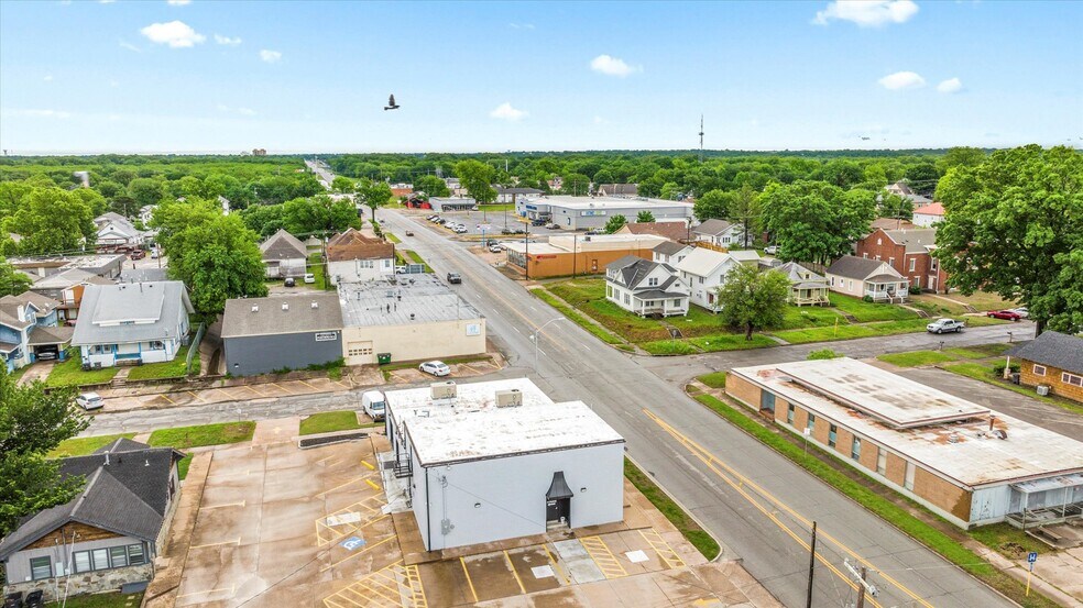 More Photos Of 622 SE Frank Phillips Blvd, Bartlesville General Retail For Sale