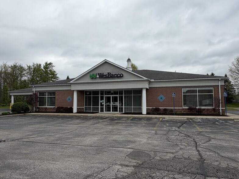 Primary Photo Of 7075 Aurora Rd, Aurora Bank For Sale