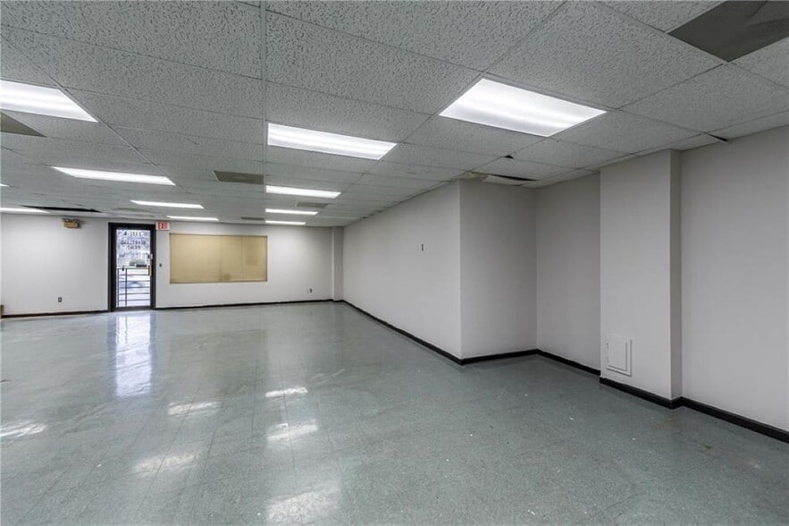 More Photos Of 2327 N Belt Hwy, Saint Joseph General Retail For Lease
