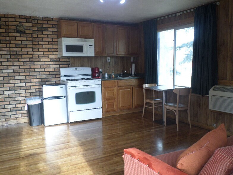 More Photos Of 177 S Main St, Hatch Hotel For Sale