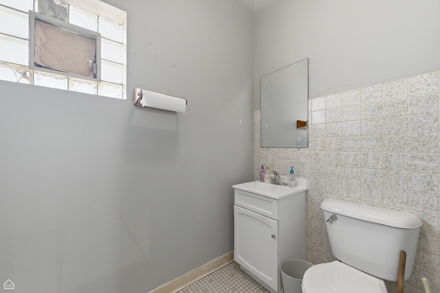 More Photos Of 8507 S Roberts Rd, Justice Veterinarian Kennel For Sale