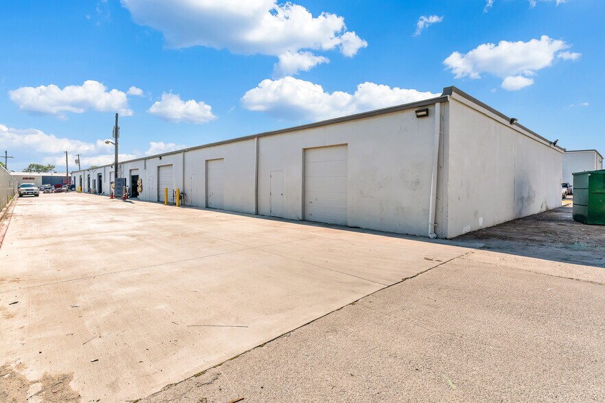 More Photos Of 10911 Dennis Rd, Dallas Unknown For Lease