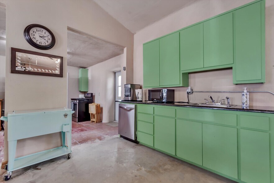 More Photos Of 4002 E Highway 290, Dripping Springs Freestanding For Sale