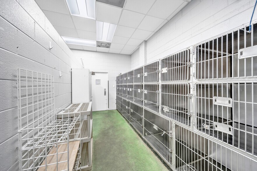 More Photos Of 4000 Burke Station Rd, Fairfax Veterinarian Kennel For Lease