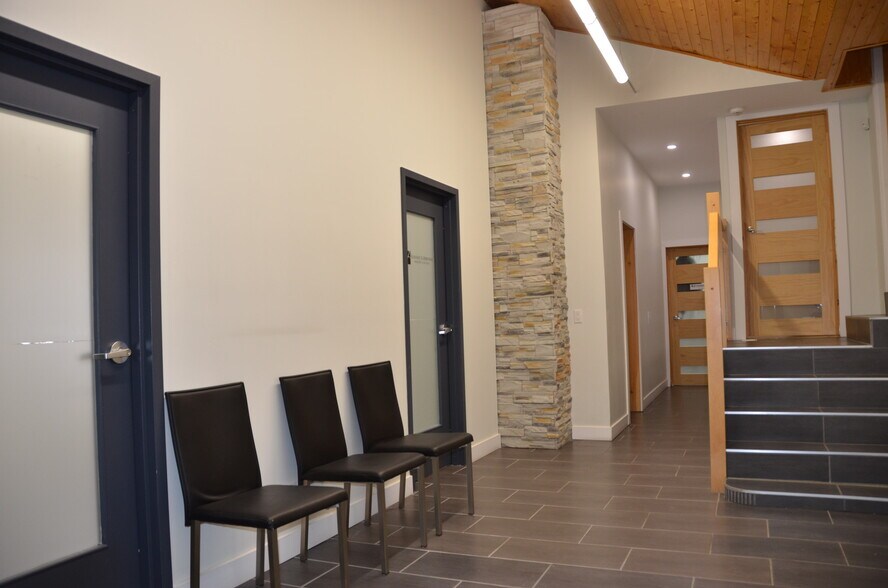 More Photos Of 2 Rue De L'usine, Baie-Saint-Paul General Retail For Sale