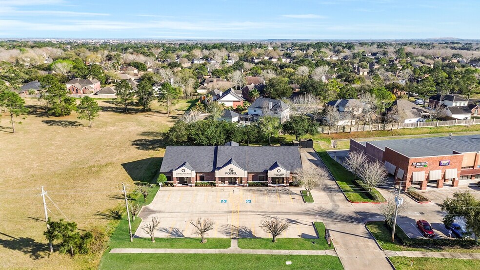 More Photos Of 2401 Parkwood Ave, Friendswood Office For Sale