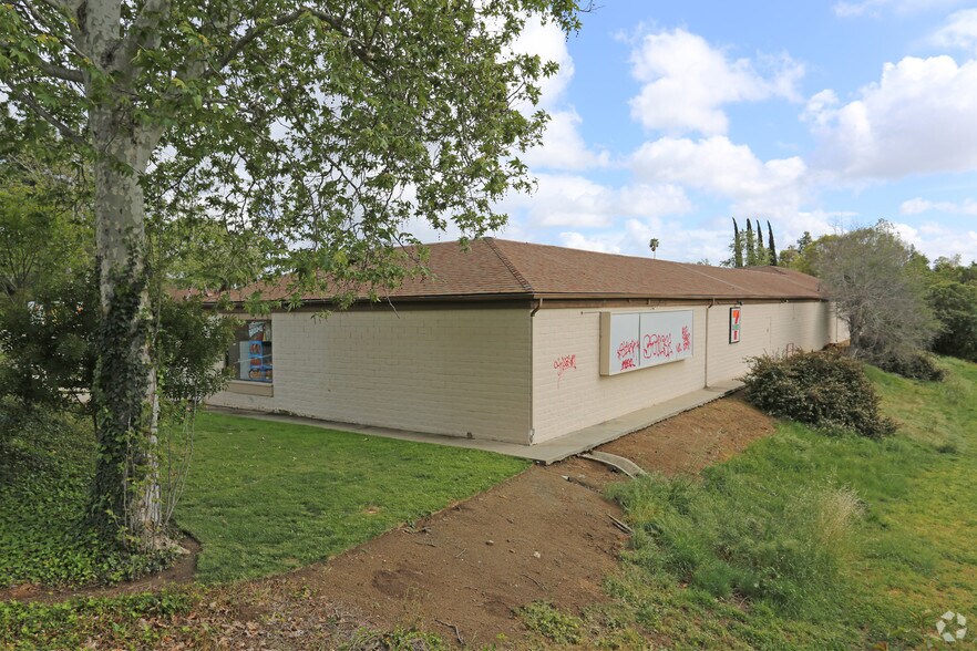 More Photos Of 555 W Country Club Ln, Escondido Unknown For Lease