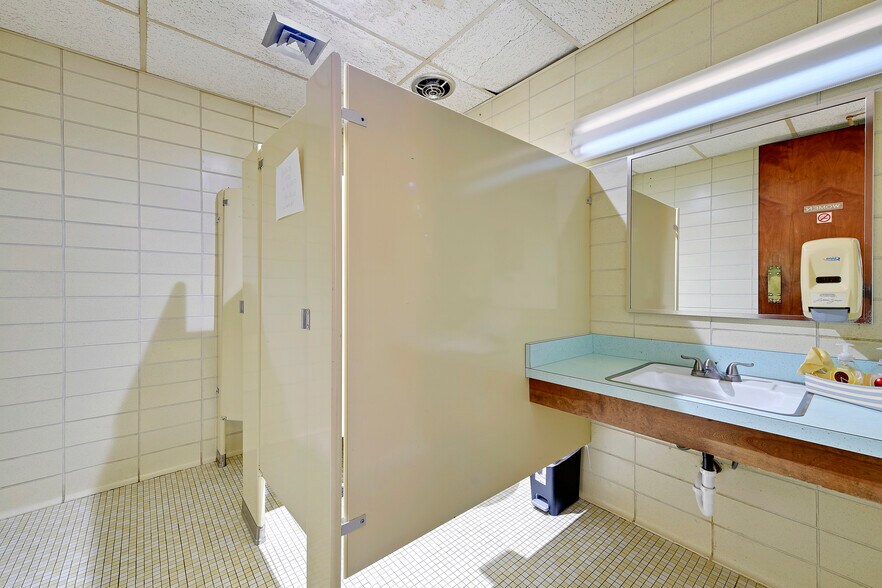 More Photos Of 120 S Liberty St, Independence Office For Sale