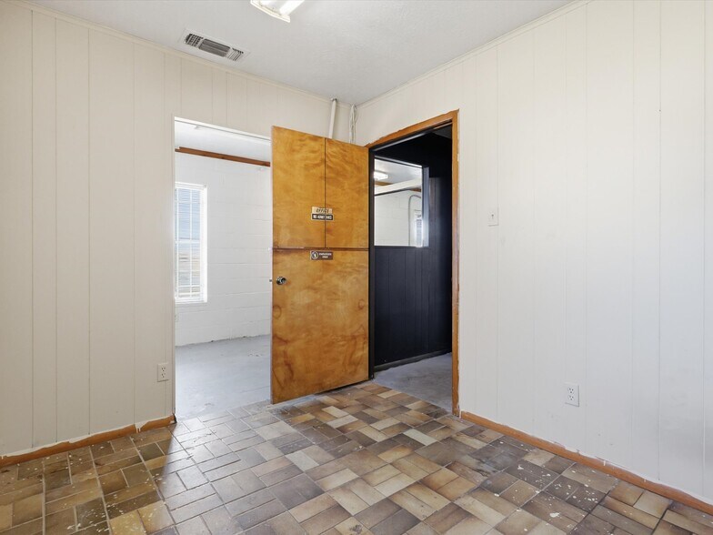 More Photos Of 4208 Benbrook Hwy, Fort Worth Office For Sale