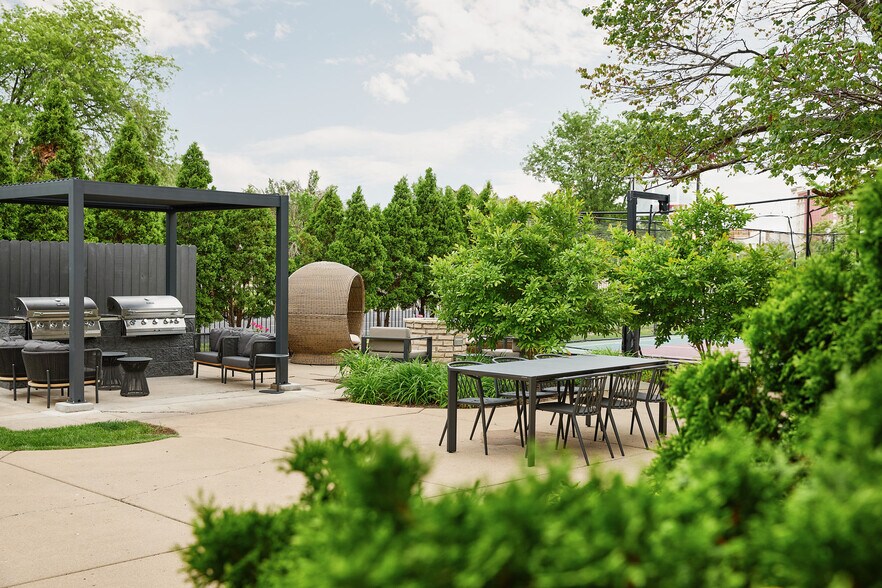 More Photos Of 300 W Romeo B Garrett Ave, Peoria Hotel For Sale