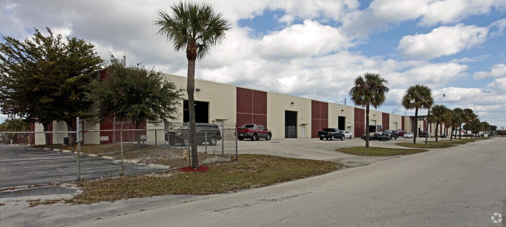 More Photos Of 1205-1421 Hill Ave, Mangonia Park Warehouse For Lease