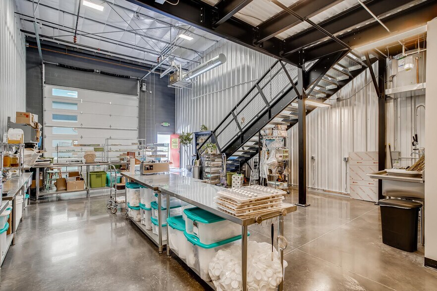 More Photos Of 105 Depot Dr, Belgrade Showroom For Lease