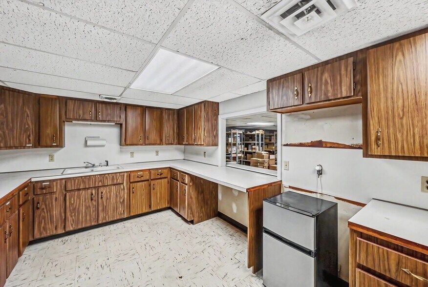 More Photos Of 15924 PA-407 Sr, Fleetville Office For Sale