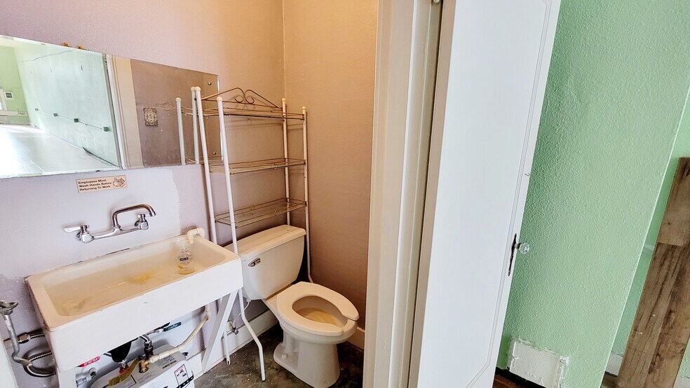 More Photos Of 1109 Edgewater St NW, Salem Storefront For Lease