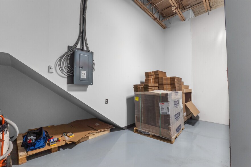 More Photos Of 609-649 Montée De Liesse, Saint-Laurent Warehouse For Sale