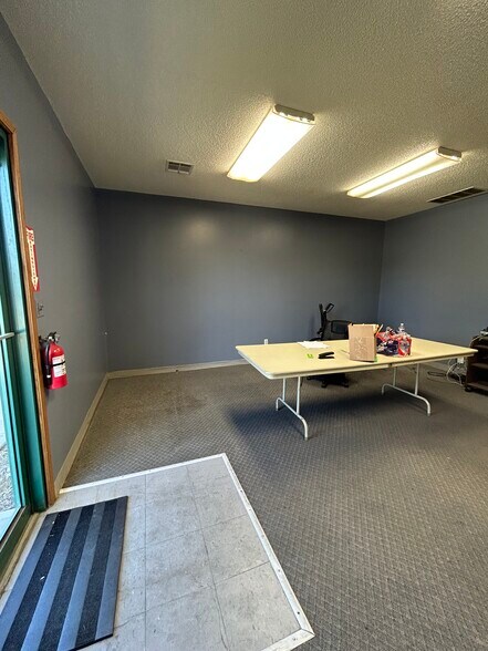 More Photos Of 1117 Valley Ridge Ct, Grain Valley Flex For Lease