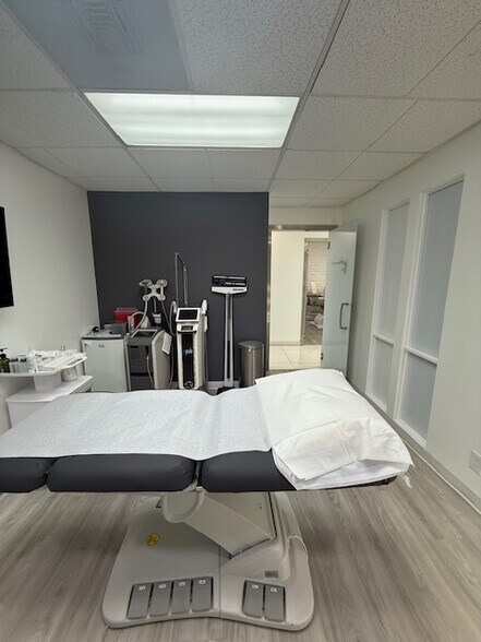 More Photos Of 881 Dover Dr, Newport Beach Medical For Lease