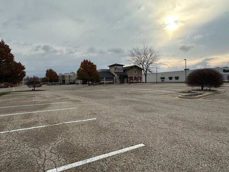 More Photos Of 3015 W Shore Dr, Holland Restaurant For Sale