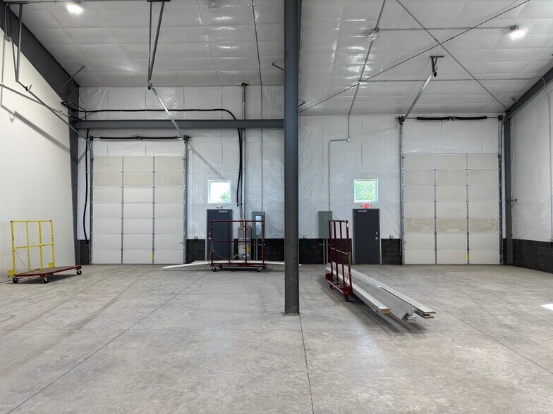 More Photos Of 2016 Commerce, Medford Showroom For Lease