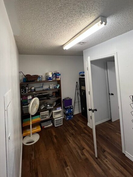 More Photos Of 601 E Schley St, Vian Office For Sale