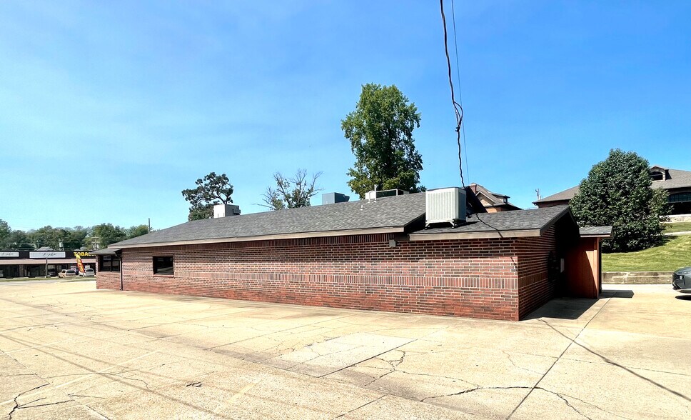 More Photos Of 924 N Main St, Mountain Grove Restaurant For Sale