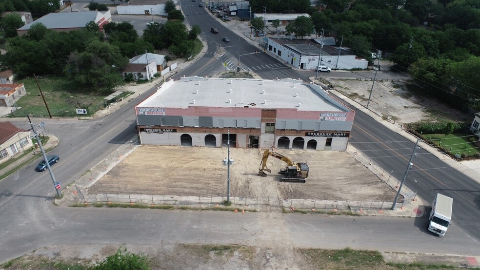 More Photos Of 4007 S Flores St, San Antonio Freestanding For Sale