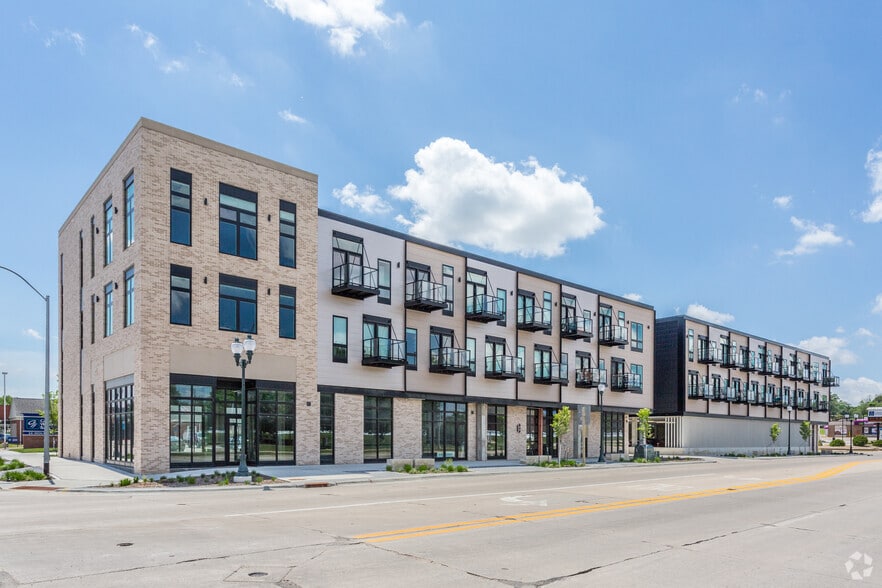 Primary Photo Of 200 W 1st St, Cedar Falls Apartments For Lease