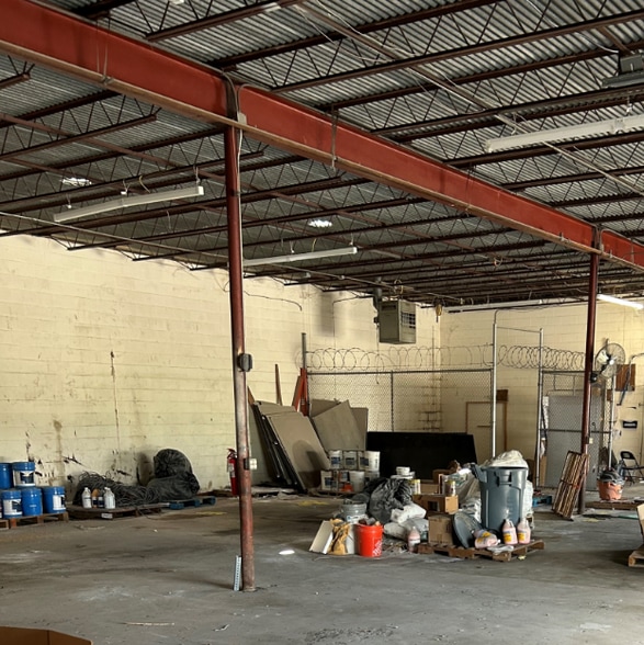 More Photos Of 307-311 Lombrano St, San Antonio Warehouse For Sale