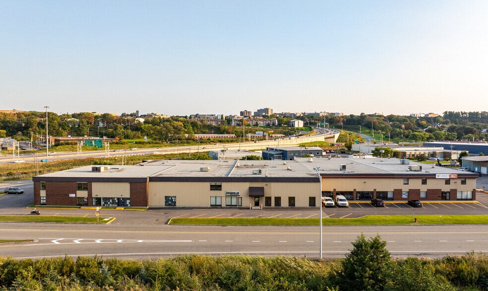 Primary Photo Of 2345-2349 Av Dalton, Québec Distribution For Lease