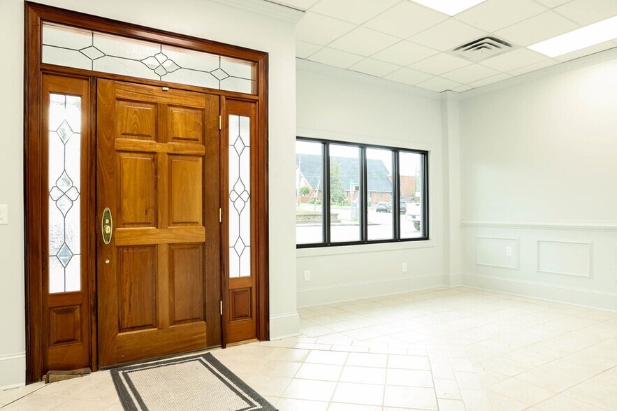 More Photos Of 122 N 3rd Ave, Chatsworth Office For Lease