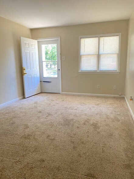 More Photos Of 1014 SW 33rd St, Topeka Specialty For Sale